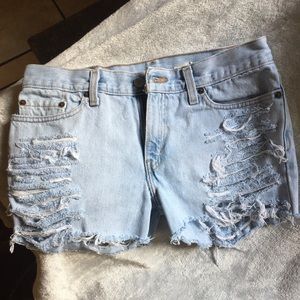 Distressed Levi’s cut off shorts